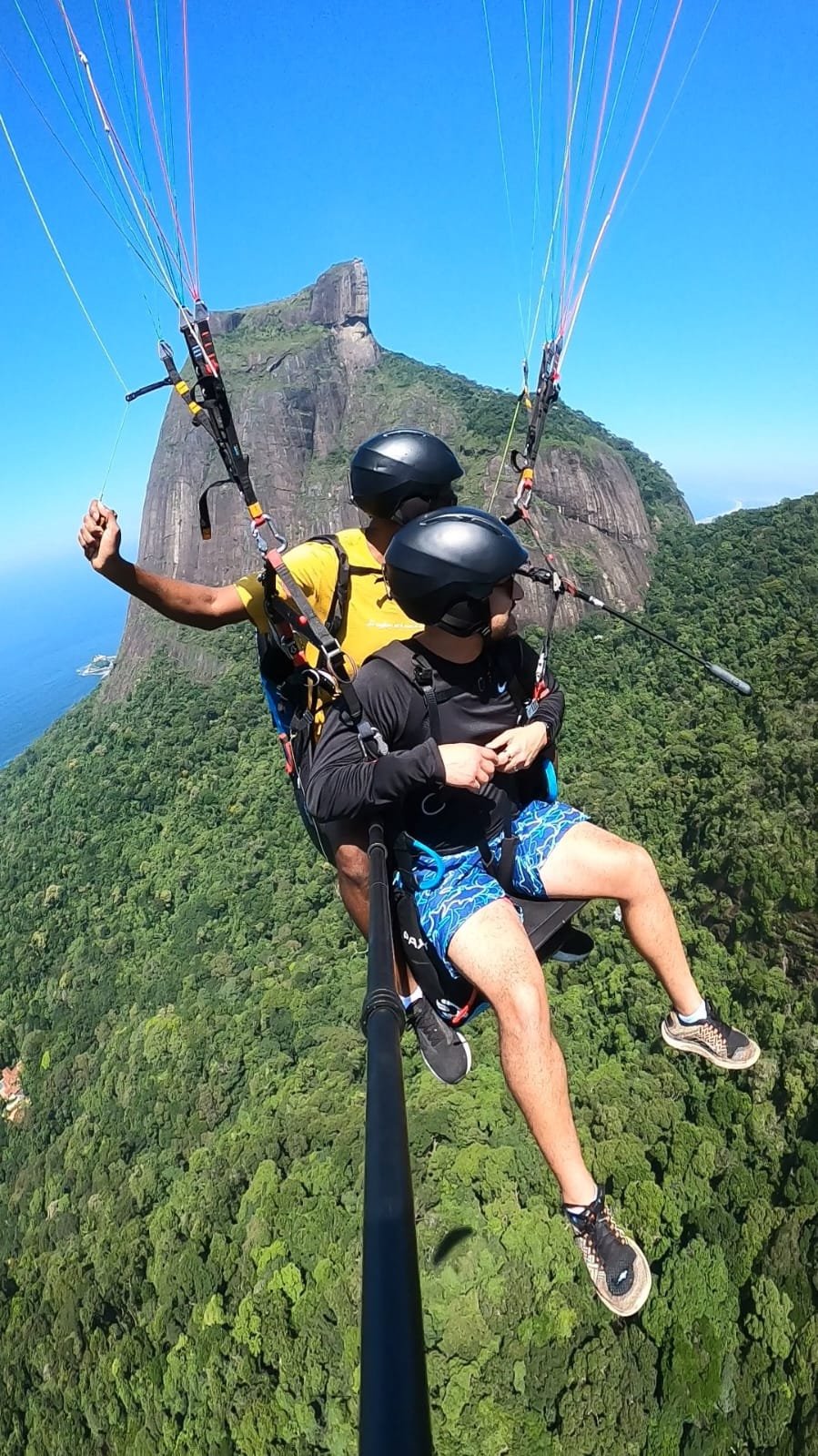 Voo duplo de parapente sobre a floresta do Rio de Janeiro