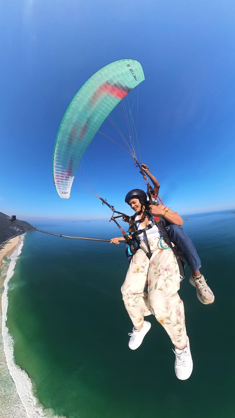 Voo duplo de parapente com vista para a praia em São Conrado