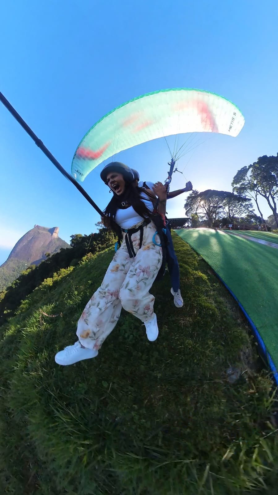 Decolagem de voo duplo de parapente na Pedra Bonita